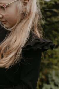 Handgemaakt meisjesshirt zwart rib met dubbele ruffle feestcollectie kerst No&No. Creatives